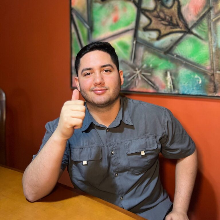 Brian Bitter, profesor de inglés online, con el pulgar arriba durante una clase personalizada